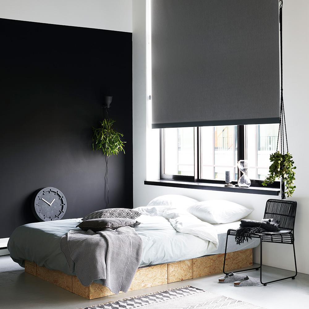Et mørklægningsgardin i sort i et soveværelse.