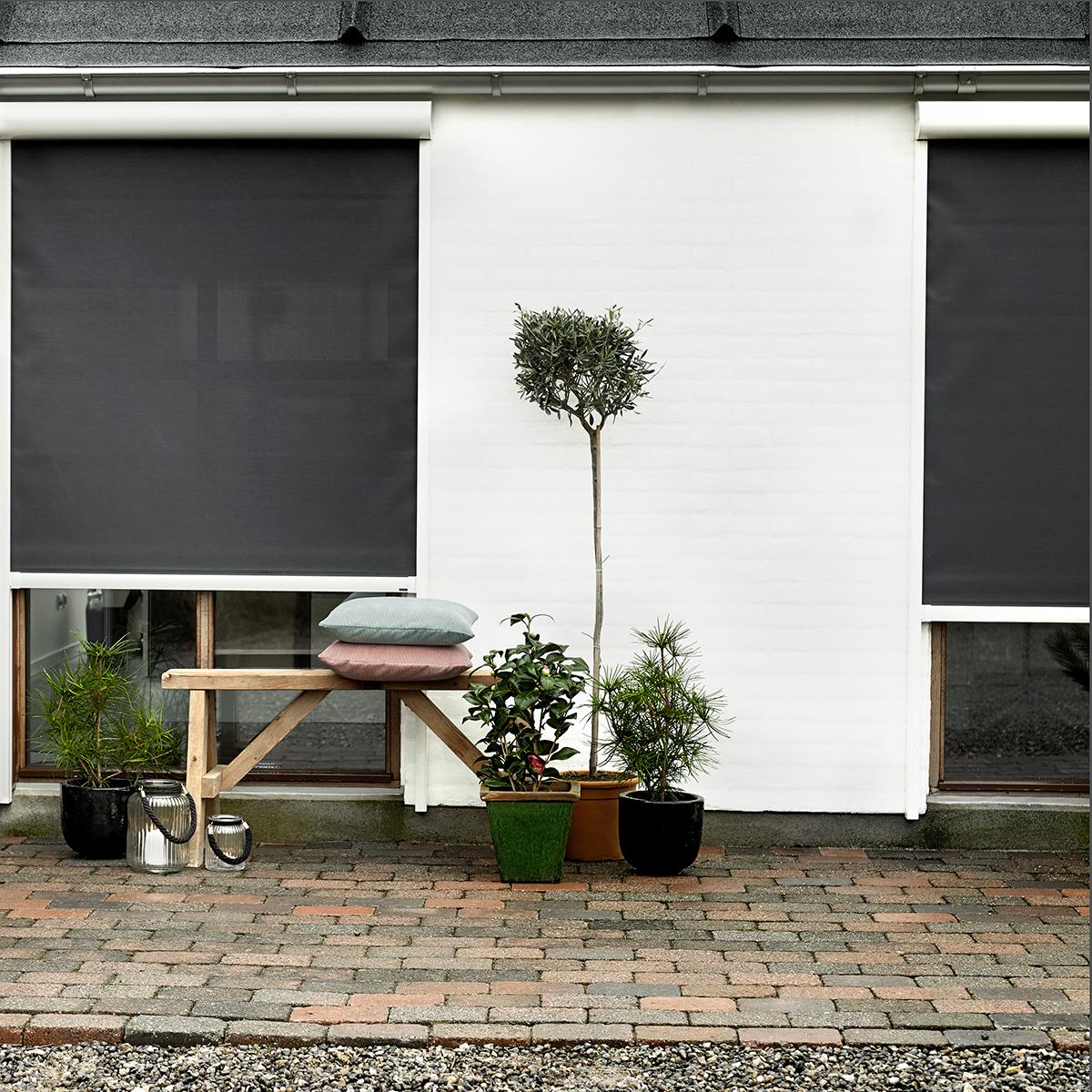 Udvendige screens for vinduer i et hvidt hus.