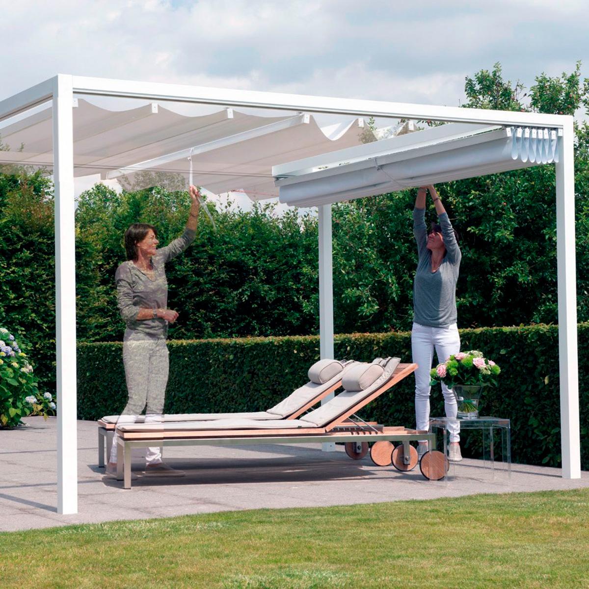Cabana-Pergola der står midt i haven og overdækker en terrasse.