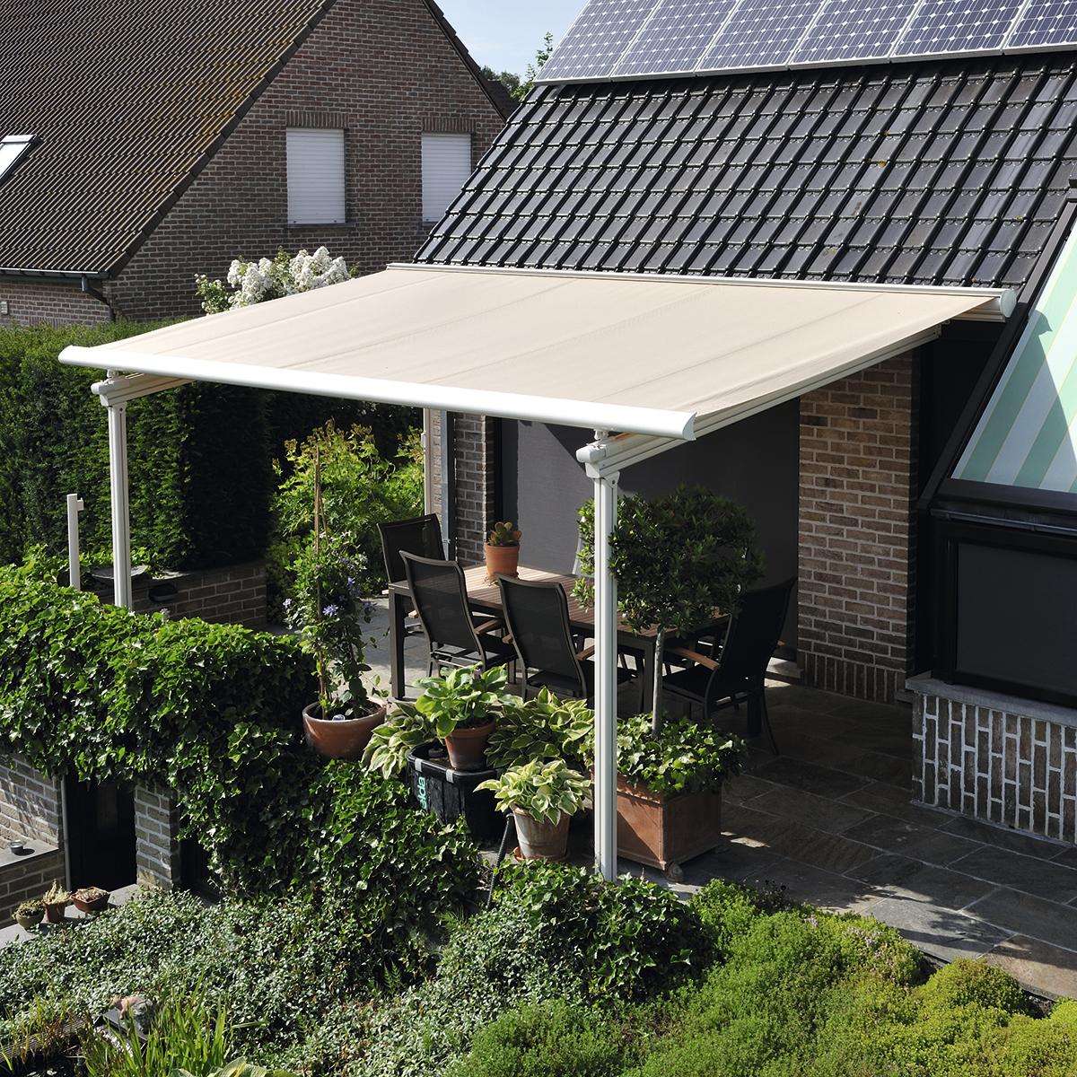 Pergola der står ud fra huset og overdækker terrassen.