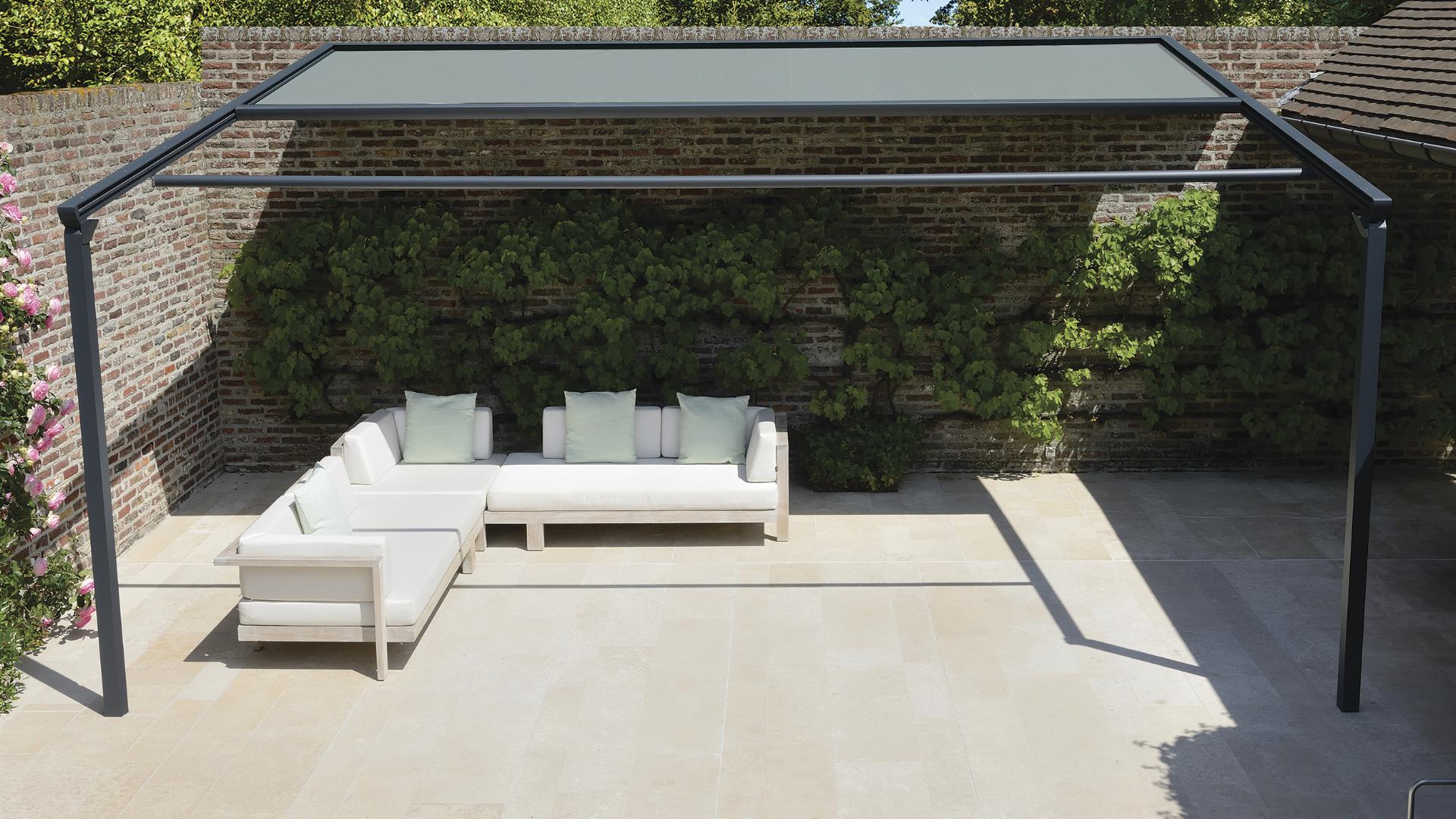 pergola hvorunder der stor en hvid sofa.
