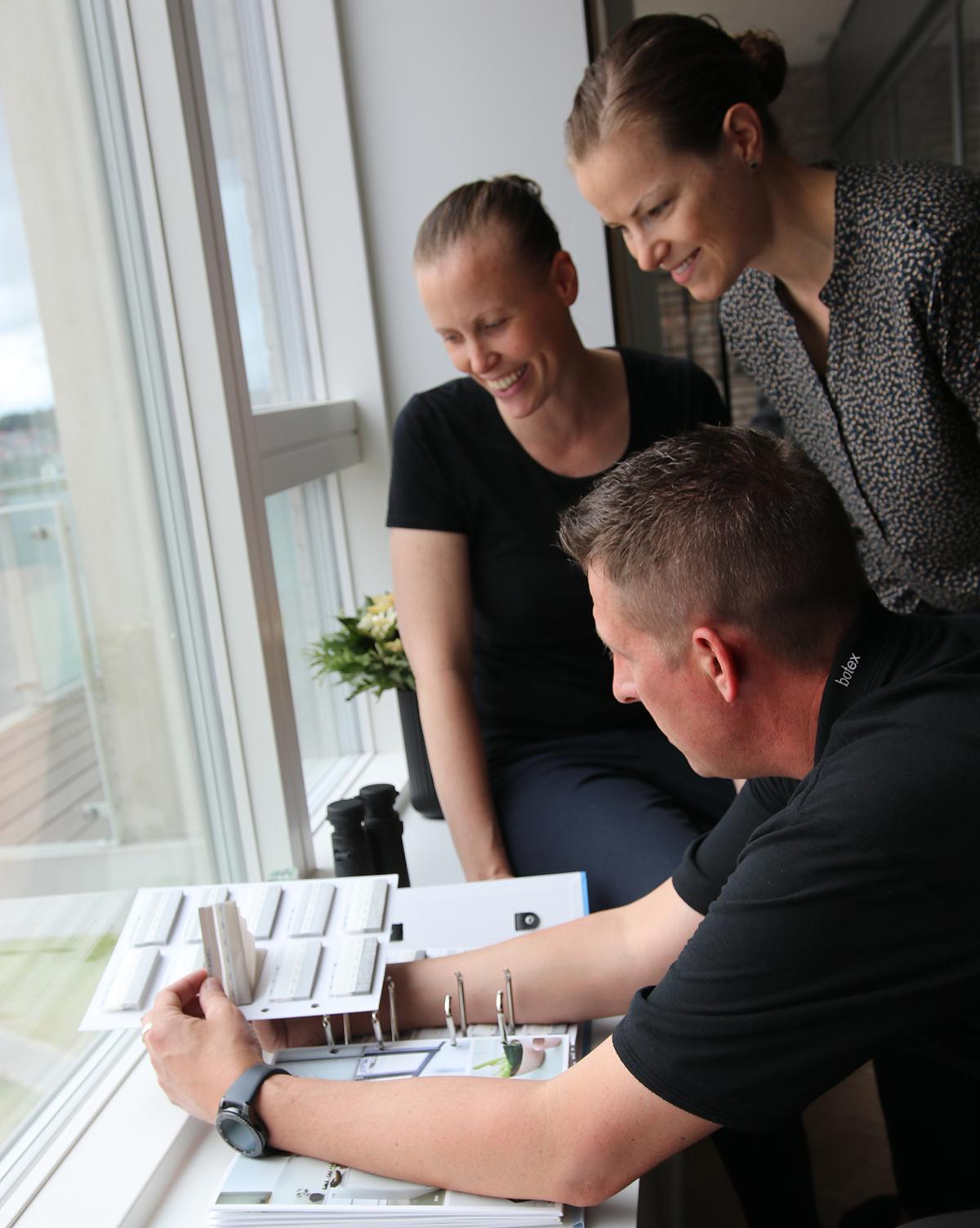 Kamilla Rytter Juhl og Christinna Pedersen får gardinrådgivning.