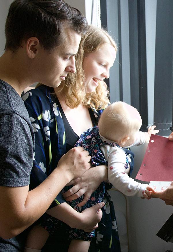 Børnefamilie vælger gardiner