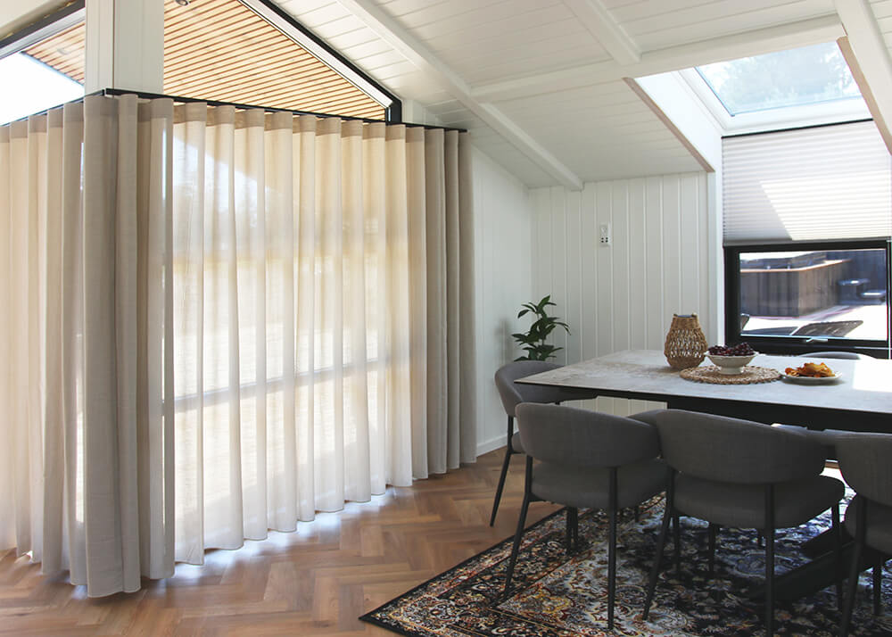 Triner2 sommerhus - stofgardiner og Plisségardiner